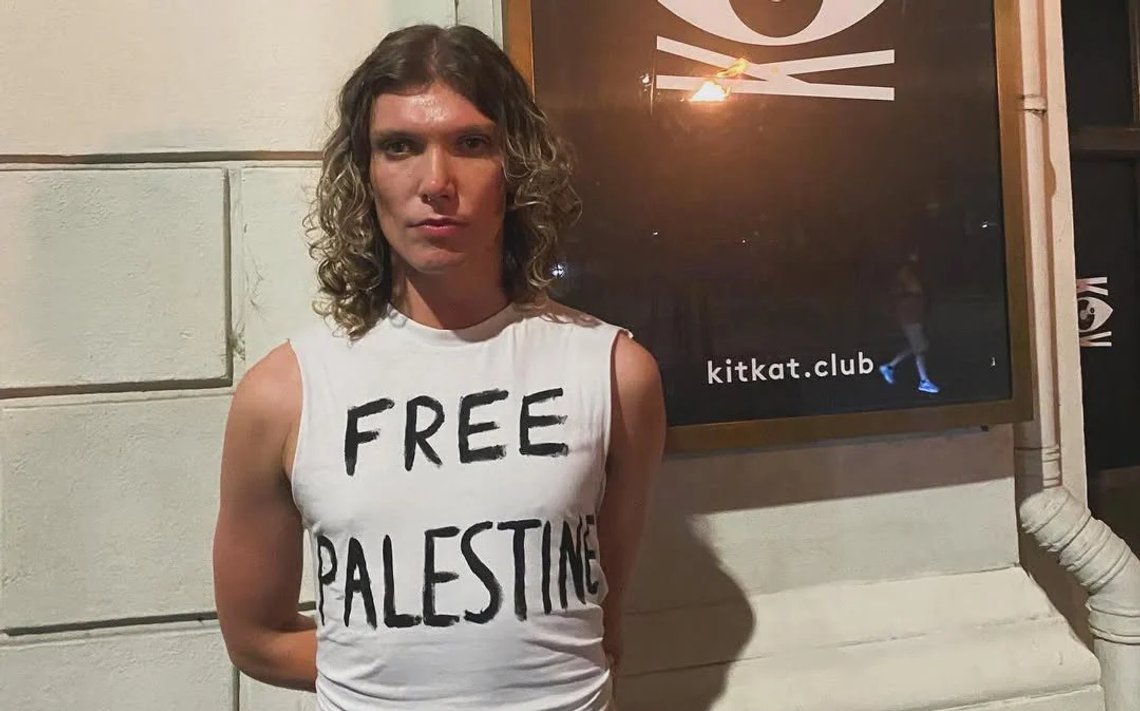 Queer-danseren Daniel Perry hadde tidligere på seg denne toppen på en London-forestilling av Cabaret, som utspiller seg i 1930-tallets Tyskland da naziregimet begynner å forfølge jøder Foto: Instagram Queer-danseren Daniel Perry hadde tidligere på seg denne toppen på en London-forestilling av Cabaret, som utspiller seg i 1930-tallets Tyskland da naziregimet begynner å forfølge jøder Foto: Instagram