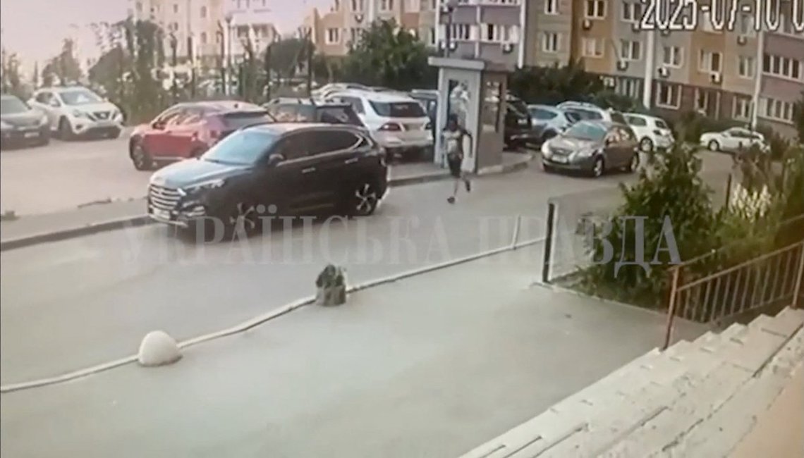 Bilder fra et overvåkningskamera viser den påståtte drapsmannen løpende like etter skytingen av en offiser fra Ukrainas sikkerhetstjeneste (SBU) i Kyiv. (Foto: Skjermbilde fra video, via Ukraiinska Pravda) Bilder fra et overvåkningskamera viser den påståtte drapsmannen løpende like etter skytingen av en offiser fra Ukrainas sikkerhetstjeneste (SBU) i Kyiv. (Foto: Skjermbilde fra video, via Ukraiinska Pravda)