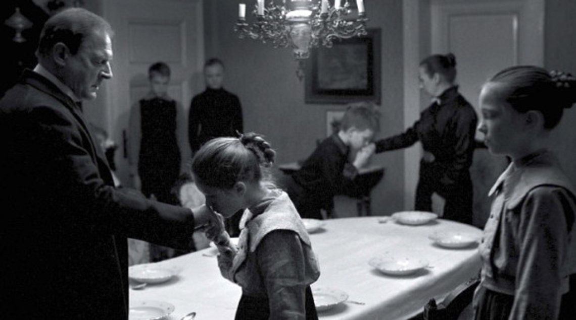 Michael Hanekes film «Det hvite båndet» handler om autoritær metode for [ oppdra barna, noe som ikke gir gode resultater. Men det er heller ikke bra å snu pendelen 180 grader. Stillbilde video Michael Hanekes film «Det hvite båndet» handler om autoritær metode for [ oppdra barna, noe som ikke gir gode resultater. Men det er heller ikke bra å snu pendelen 180 grader. Stillbilde video
