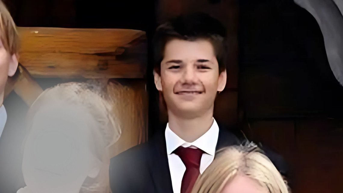 SIKTET: Djordje Wilms (18) fra da han ble konfirmert i 2022. Foto: Privat SIKTET: Djordje Wilms (18) fra da han ble konfirmert i 2022. Foto: Privat