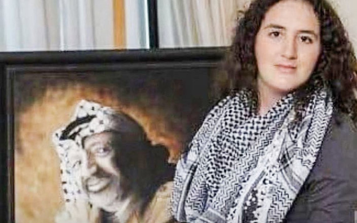 Zahwa Arafat foran et portrett av sin far, Yasser Arafat. Foto fra X Zahwa Arafat foran et portrett av sin far, Yasser Arafat. Foto fra X