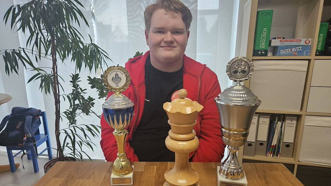 Noah før han ble Nora. Kortklippet ved ørene og ingen lebestift. Foto fra X Noah før han ble Nora. Kortklippet ved ørene og ingen lebestift. Foto fra X