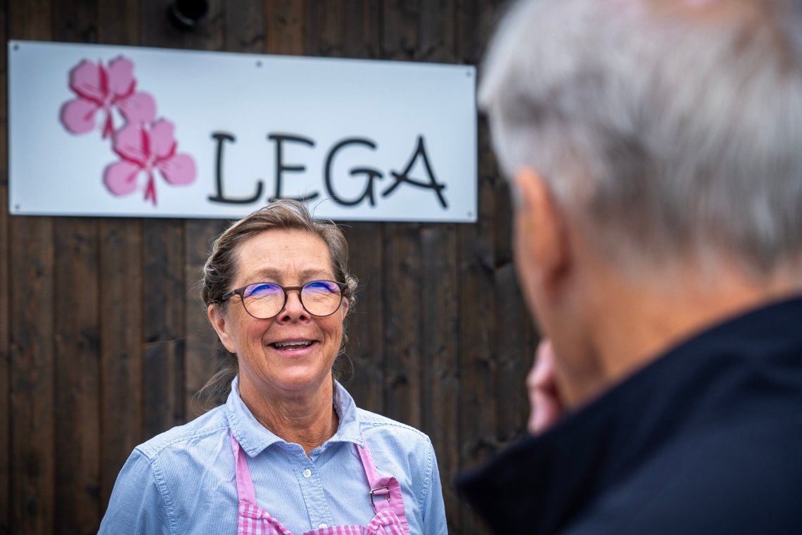 Rauland 20250730.
Statsminister Jonas Gahr Støre (Ap) og Barne- og familieminister Lene Vågslid besøker Lega ost og bakst i Rauland. Der de fikk en omvisning i ysteriet med daglig leder Gro Hommo.
Foto: Ole Berg-Rusten / NTB Rauland 20250730.
Statsminister Jonas Gahr Støre (Ap) og Barne- og familieminister Lene Vågslid besøker Lega ost og bakst i Rauland. Der de fikk en omvisning i ysteriet med daglig leder Gro Hommo.
Foto: Ole Berg-Rusten / NTB