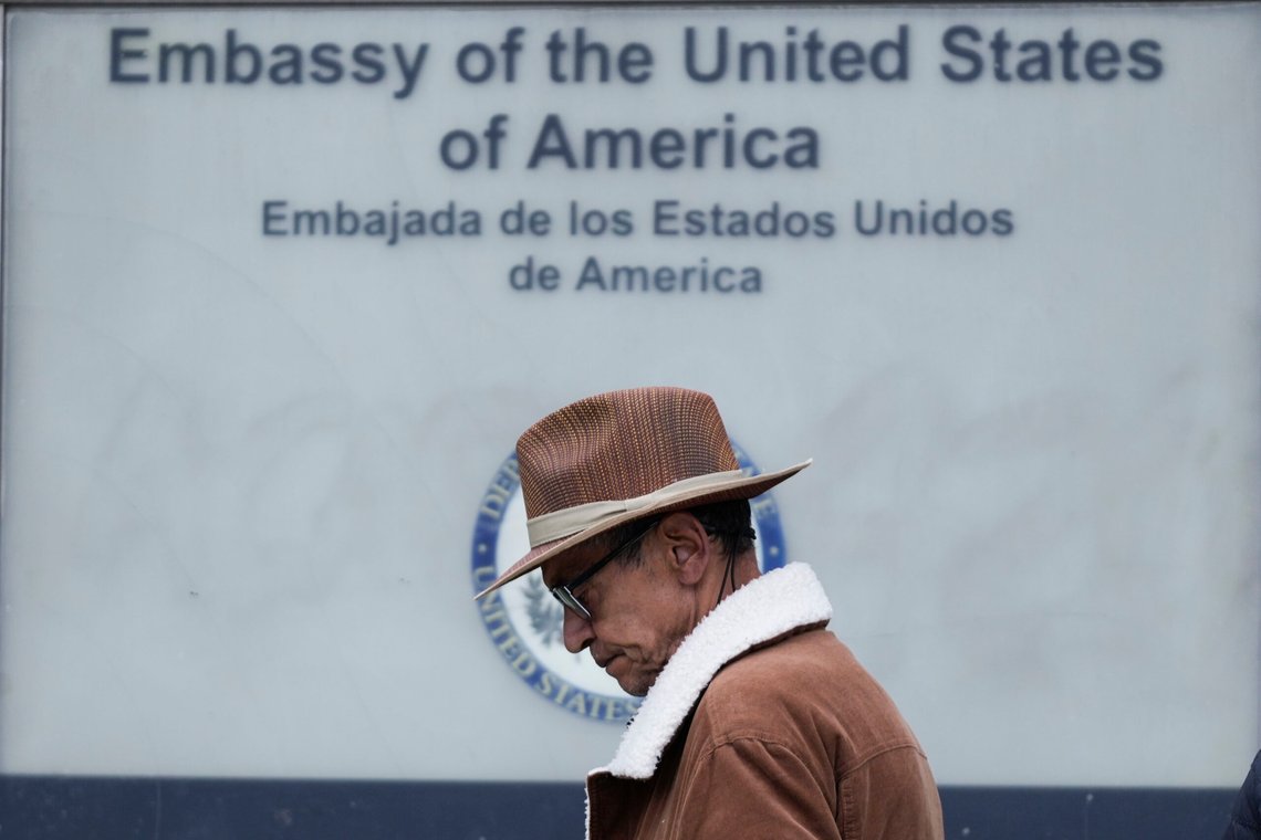 Det er ikke kjent hvilke land som blir omfattet av det nye depositumskravet for visumsøkere. Denne mannen sto i kø utenfor USAs ambassade i Colombia etter at behandlingen av visumsøknader der ble satt på pause i noen dager tidligere i år. Arkivfoto: Fernando Vergara / AP / NTB Det er ikke kjent hvilke land som blir omfattet av det nye depositumskravet for visumsøkere. Denne mannen sto i kø utenfor USAs ambassade i Colombia etter at behandlingen av visumsøknader der ble satt på pause i noen dager tidligere i år. Arkivfoto: Fernando Vergara / AP / NTB