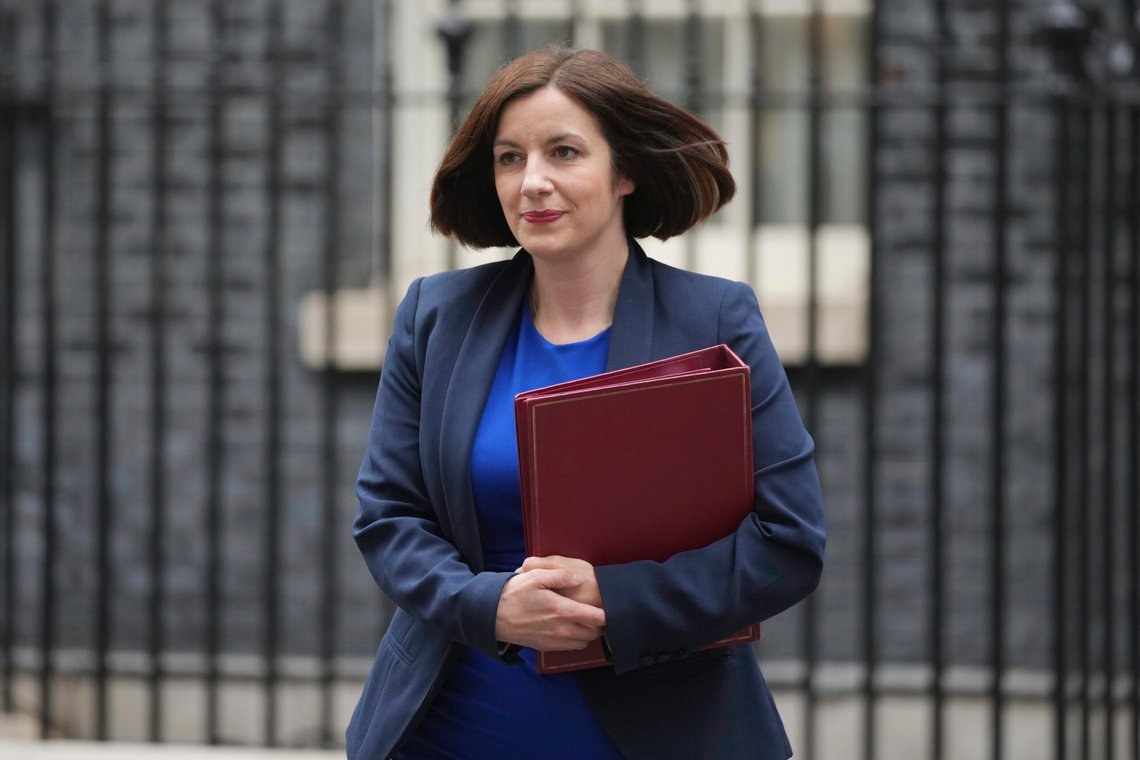 Bridget Phillipson forlater et kabinettmøte i Downing Street i London. Utdanningsministeren er plutselig bekymret for elever fra den hvite arbeiderklassen. Foto: AP /Kin Cheung/ NTB Bridget Phillipson forlater et kabinettmøte i Downing Street i London. Utdanningsministeren er plutselig bekymret for elever fra den hvite arbeiderklassen. Foto: AP /Kin Cheung/ NTB