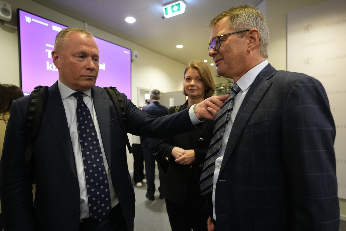 Oslo 20250513.
Daglig leder i NBIM Nicolai Tangen (t.v.)
sammen med leder i etikkrådet, Svein Richard Brandtzæg og sentralbanksjef Ida Wolden Bache
i forbindelse med Finanskomiteen holder åpen høring om Statens pensjonsfond 2025 på Stortinget.
Foto: Lise Åserud / NTB Oslo 20250513.
Daglig leder i NBIM Nicolai Tangen (t.v.)
sammen med leder i etikkrådet, Svein Richard Brandtzæg og sentralbanksjef Ida Wolden Bache
i forbindelse med Finanskomiteen holder åpen høring om Statens pensjonsfond 2025 på Stortinget.
Foto: Lise Åserud / NTB
