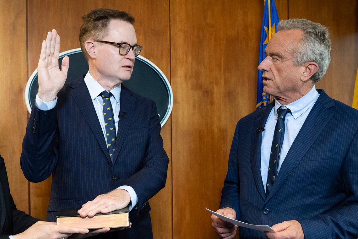 På dette bildet, som er stilt til rådighet av Helse- og omsorgsdepartementet, leder Robert F. Kennedy jr. til høyre innsettelsesseremonien for Jim O'Neill som departementets viseminister, 9. juni 2025, i Washington. Foto: Amy Rossetti/Department of Health and Human Services via AP-NTB. På dette bildet, som er stilt til rådighet av Helse- og omsorgsdepartementet, leder Robert F. Kennedy jr. til høyre innsettelsesseremonien for Jim O'Neill som departementets viseminister, 9. juni 2025, i Washington. Foto: Amy Rossetti/Department of Health and Human Services via AP-NTB.