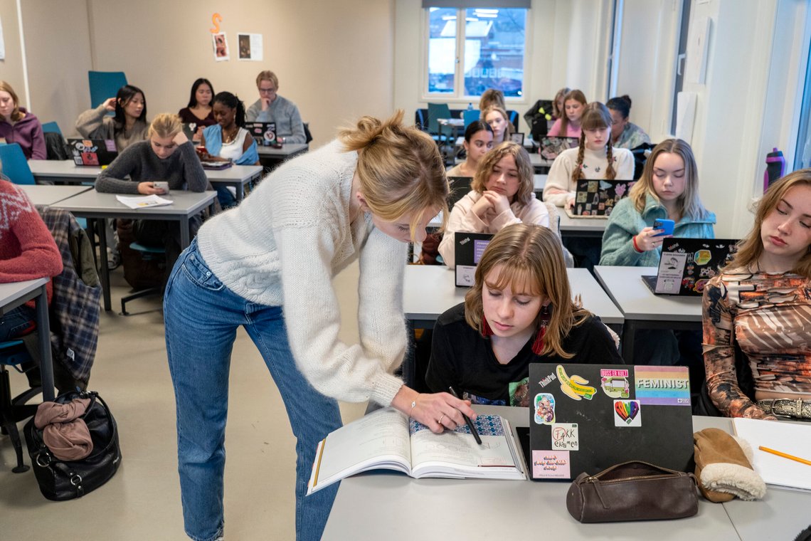 Kvinnelig lærer underviser. Hun hjelper elever enkeltvis. Elever i klasserom. Foto: Gorm Kallestad / NTB Modellklarert. Kvinnelig lærer underviser. Hun hjelper elever enkeltvis. Elever i klasserom. Foto: Gorm Kallestad / NTB Modellklarert.