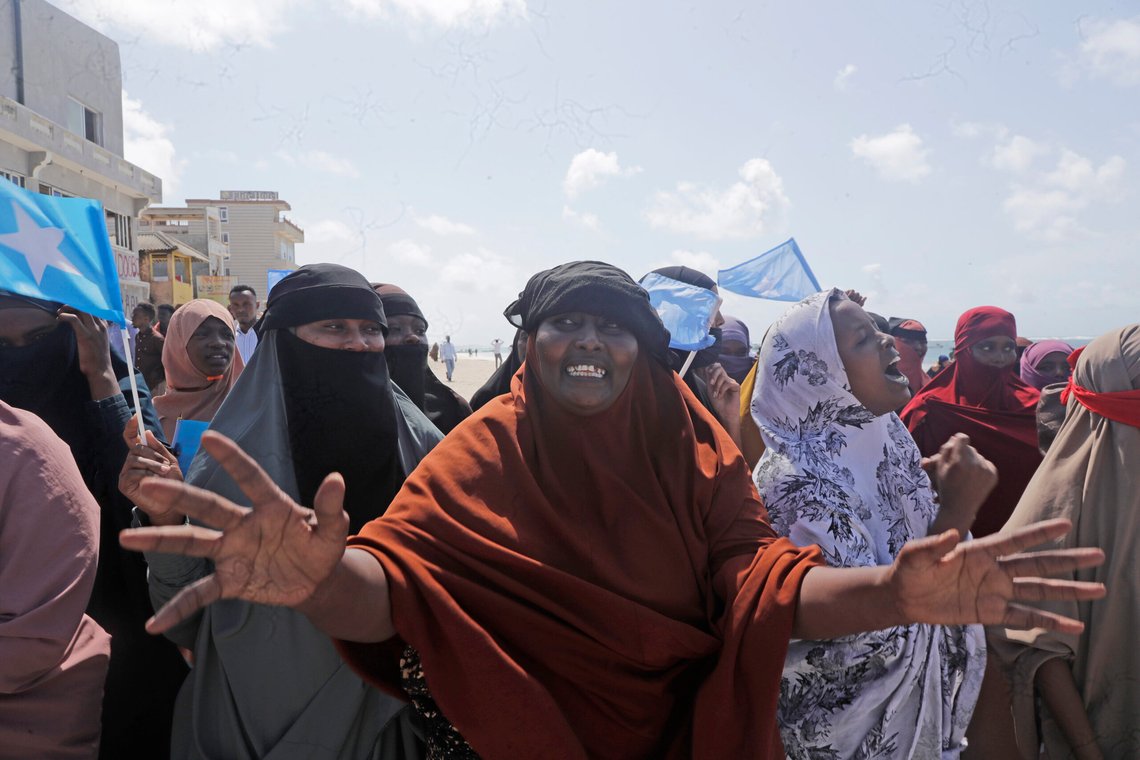 Somaliske kvinner på Lido-stranden deltar i en sørgemarkering og bønn for de som ble drept i et bombeangrep i Mogadishu, Somalia, 5. august 2024. Hundrevis av mennesker har samlet seg på stedet der al-Qaidas østafrikanske gren av al-Qaida hevdet at et bombeangrep hadde kostet 37 mennesker livet og såret flere titalls. Foto: Farah Abdi Warsameh. AP-NTB. Somaliske kvinner på Lido-stranden deltar i en sørgemarkering og bønn for de som ble drept i et bombeangrep i Mogadishu, Somalia, 5. august 2024. Hundrevis av mennesker har samlet seg på stedet der al-Qaidas østafrikanske gren av al-Qaida hevdet at et bombeangrep hadde kostet 37 mennesker livet og såret flere titalls. Foto: Farah Abdi Warsameh. AP-NTB.