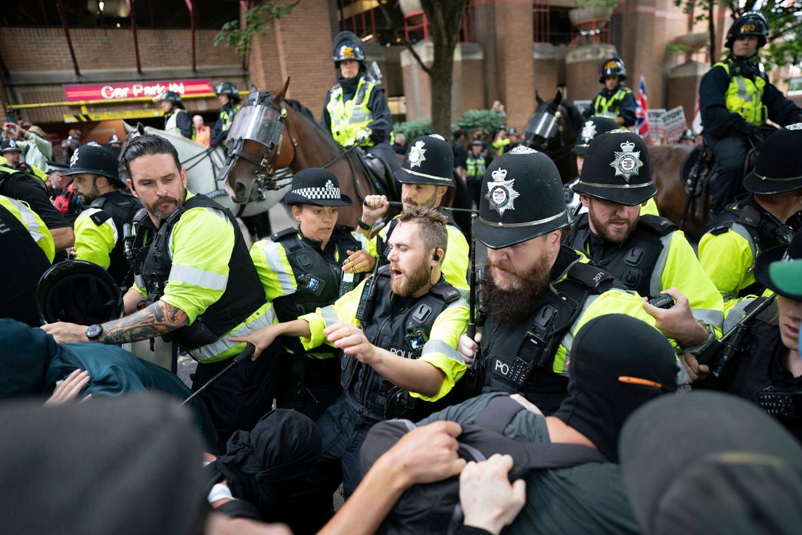 Ridende politi var innblandet i det som utviklet seg til å bli en slåsskamp mellom polit og såkalte antirasistiske demonstranter i Bristol. Foto: Ben Birchall/PA via AP/ NTB Ridende politi var innblandet i det som utviklet seg til å bli en slåsskamp mellom polit og såkalte antirasistiske demonstranter i Bristol. Foto: Ben Birchall/PA via AP/ NTB