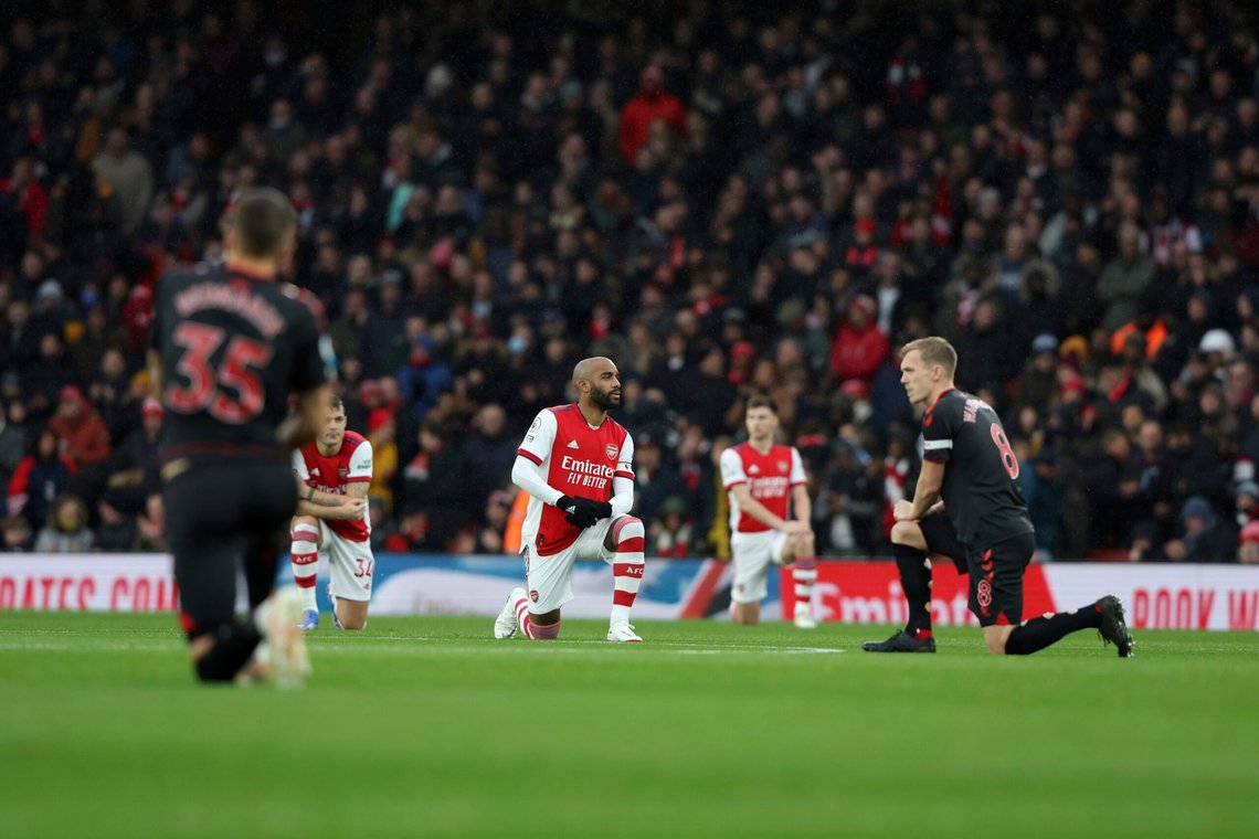 Arsenals Alexandre Lacazette (i midten) og andre spillere kneler før starten av fotballkampen mellom Arsenal og Southampton i den engelske Premier League på Emirates Stadium i desember 2021. Nå blir det snart nesten slutt på dette tullet. Foto: AP /Ian Walton/ NTB Arsenals Alexandre Lacazette (i midten) og andre spillere kneler før starten av fotballkampen mellom Arsenal og Southampton i den engelske Premier League på Emirates Stadium i desember 2021. Nå blir det snart nesten slutt på dette tullet. Foto: AP /Ian Walton/ NTB