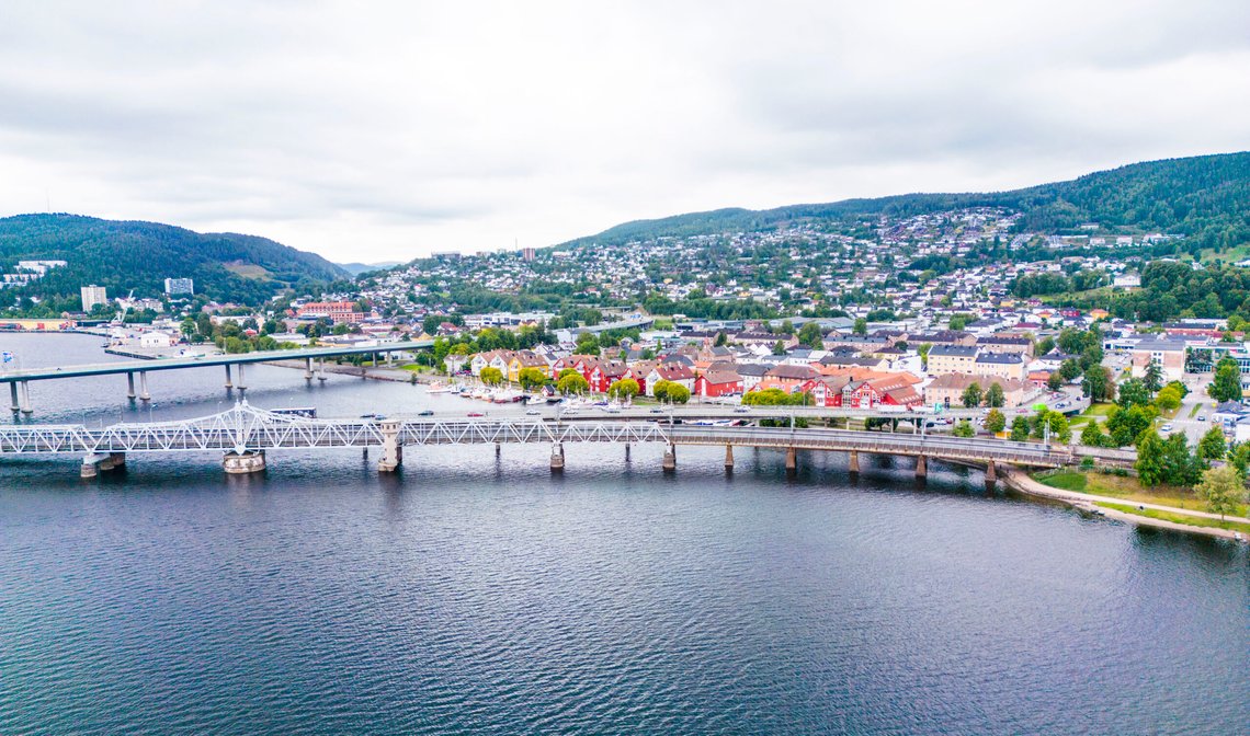 Drammen 20220826.
Drammen by. Strømsø. Deler av motorveibrua, Holmenbrua og jernbanebrua. Bak ses bydelen Fjell.
Foto: Lise Åserud / NTB Drammen 20220826.
Drammen by. Strømsø. Deler av motorveibrua, Holmenbrua og jernbanebrua. Bak ses bydelen Fjell.
Foto: Lise Åserud / NTB