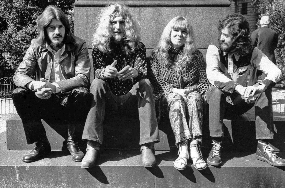 Led Zeppelin med Sandy Denny. Fra venstre John Bonham, Robert Plant, sanger Sandy Denny og Jimmy Page. Foto: AP / NTB. Led Zeppelin med Sandy Denny. Fra venstre John Bonham, Robert Plant, sanger Sandy Denny og Jimmy Page. Foto: AP / NTB.