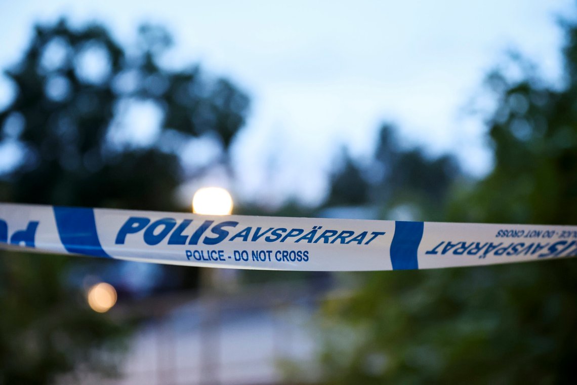 STOCKHOLM, SVERIGE 20250823
Polis på plats där en ung man blivit skjuten utomhus i Sätra i södra Stockholm. Han var vid medvetande när han hittades av förbigående. Mannen fördes med ambulanshelikopter till sjukhus.
Foto: Caisa Rasmussen / TT / Kod 10658 STOCKHOLM, SVERIGE 20250823
Polis på plats där en ung man blivit skjuten utomhus i Sätra i södra Stockholm. Han var vid medvetande när han hittades av förbigående. Mannen fördes med ambulanshelikopter till sjukhus.
Foto: Caisa Rasmussen / TT / Kod 10658