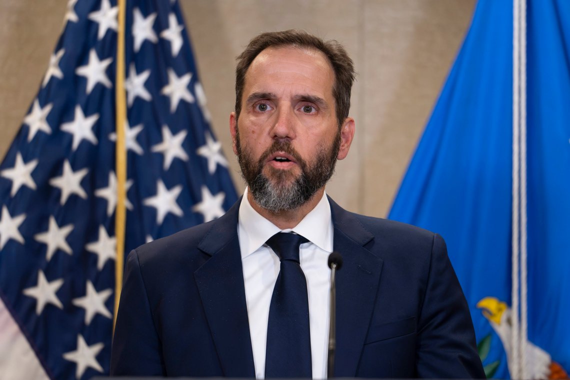 Tidligere spesialetterforsker Jack Smith etterforskes av kontrollorganet OSC for påstått ulovlig politisk aktivitet. Smith ledet de to føderale etterforskningene av USAs president Donald Trump før de ble henlagt etter Trumps valgseier. Foto: J. Scott Applewhite / AP / NTB Tidligere spesialetterforsker Jack Smith etterforskes av kontrollorganet OSC for påstått ulovlig politisk aktivitet. Smith ledet de to føderale etterforskningene av USAs president Donald Trump før de ble henlagt etter Trumps valgseier. Foto: J. Scott Applewhite / AP / NTB