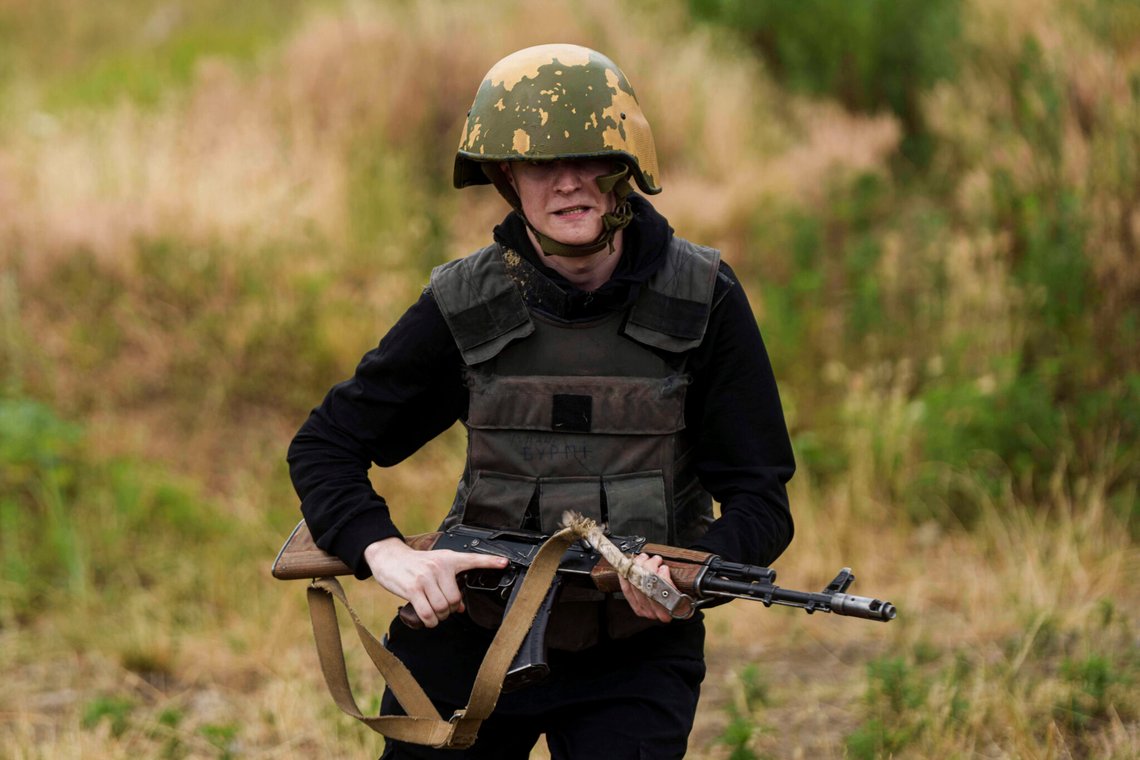 En rekrutt fra 3. ukrainske angrepsbrigade løper for å innta en posisjon under en øvelse på treningsområdet Polygon utenfor Kiev den 16. juli 2025. Foto: Evgeniy Maloletka / AP / NTB. En rekrutt fra 3. ukrainske angrepsbrigade løper for å innta en posisjon under en øvelse på treningsområdet Polygon utenfor Kiev den 16. juli 2025. Foto: Evgeniy Maloletka / AP / NTB.