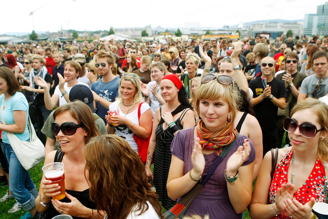 OSLO 20070808:
Publikum koste seg i solskinnet på Øyafestivalen i Oslo onsdag.
Foto: Heiko Junge / NTB OSLO 20070808:
Publikum koste seg i solskinnet på Øyafestivalen i Oslo onsdag.
Foto: Heiko Junge / NTB