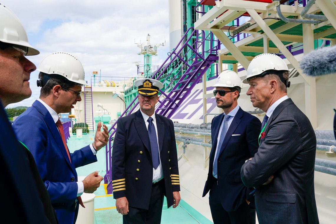 Kronprins Haakon, energiminister Terje Aasland (Ap) kaptein Hroar Skofteby og Tim Hejin, administrerende direktør Northern Lights, ombord på skipet Northern Lights ved det nye karbonfangstanlegget ved Heidelberg Materials i Brevik. Anlegget er det første i verden som fanger CO ₂ i fullskala fra en sementfabrikk, og markerer et viktig steg i Norges klimasatsing. Foto: Gorm Kallestad / NTB Kronprins Haakon, energiminister Terje Aasland (Ap) kaptein Hroar Skofteby og Tim Hejin, administrerende direktør Northern Lights, ombord på skipet Northern Lights ved det nye karbonfangstanlegget ved Heidelberg Materials i Brevik. Anlegget er det første i verden som fanger CO ₂ i fullskala fra en sementfabrikk, og markerer et viktig steg i Norges klimasatsing. Foto: Gorm Kallestad / NTB