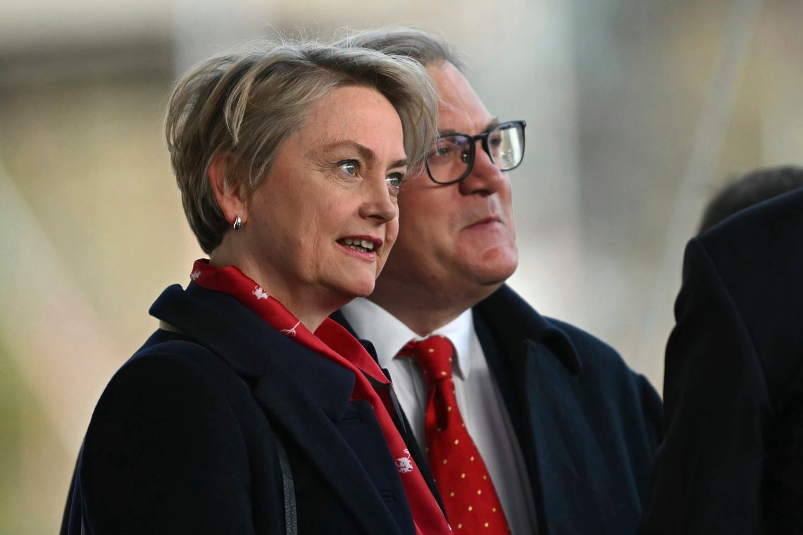 Storbritannias innenriksminister Yvette Cooper mener tydeligvis at Gaza-demonstrasjonene ved britiske universiteter trenger friskt blod, ogønsker at rundt 40 studenter fra Gaza skal få studere ved britiske universiteter. Britene får regningen. Foto: Justin Tallis / AP / NTB Storbritannias innenriksminister Yvette Cooper mener tydeligvis at Gaza-demonstrasjonene ved britiske universiteter trenger friskt blod, ogønsker at rundt 40 studenter fra Gaza skal få studere ved britiske universiteter. Britene får regningen. Foto: Justin Tallis / AP / NTB