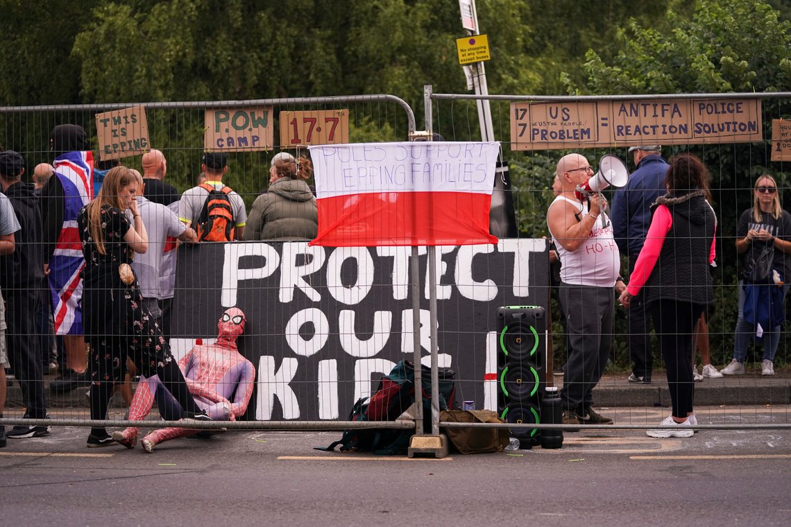Britene nærmer seg bristepunktet. Bildet er fra Epping i Essex, men britene går ut i gatene i flere byer i England. Foto: AP /Alberto Pezzali/ NTB Britene nærmer seg bristepunktet. Bildet er fra Epping i Essex, men britene går ut i gatene i flere byer i England. Foto: AP /Alberto Pezzali/ NTB