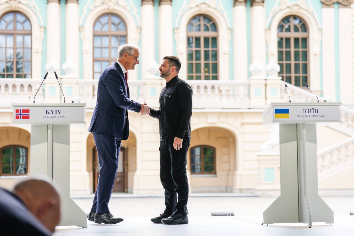 Pengene satt løst da statsminister Jonas Gahr Støre møtte president Zelenskyj for politiske samtaler i presidentpalasset i Kyiv mandag. Foto: Heiko Junge / NTB / POOL Pengene satt løst da statsminister Jonas Gahr Støre møtte president Zelenskyj for politiske samtaler i presidentpalasset i Kyiv mandag. Foto: Heiko Junge / NTB / POOL