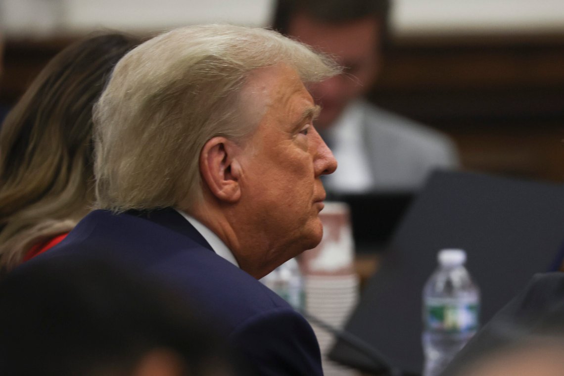 Donald Trump sitter i retten i bedragerisaken anlagt av New Yorks statsadvokat Letitia James på Manhattan den 3. oktober 2023. Foto: Shannon Stapleton / Pool via AP / NTB. Donald Trump sitter i retten i bedragerisaken anlagt av New Yorks statsadvokat Letitia James på Manhattan den 3. oktober 2023. Foto: Shannon Stapleton / Pool via AP / NTB.