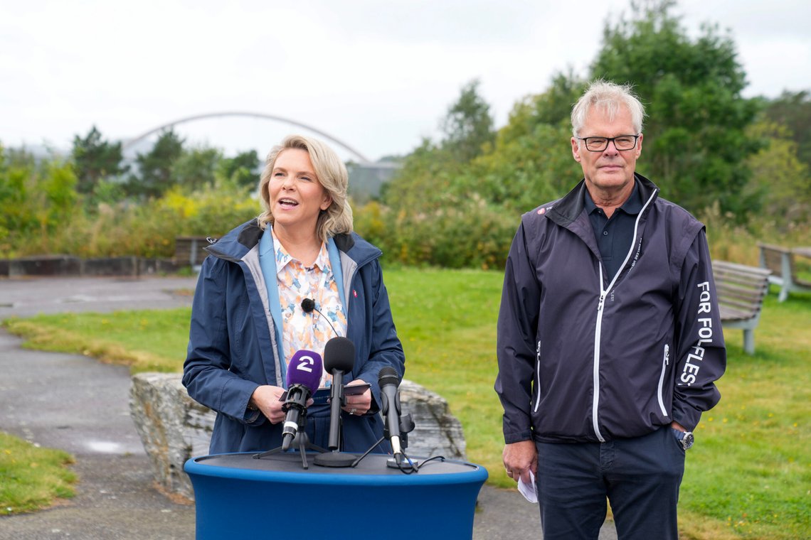 Halden 20250808.
Partileder Sylvi Listhaug og nestleder Hans Andreas Limi holder pressekonferanse på svenskegrensen om FrPs tiltakspakke for å ta tryggheten tilbake.
Foto: Heiko Junge / NTB Halden 20250808.
Partileder Sylvi Listhaug og nestleder Hans Andreas Limi holder pressekonferanse på svenskegrensen om FrPs tiltakspakke for å ta tryggheten tilbake.
Foto: Heiko Junge / NTB