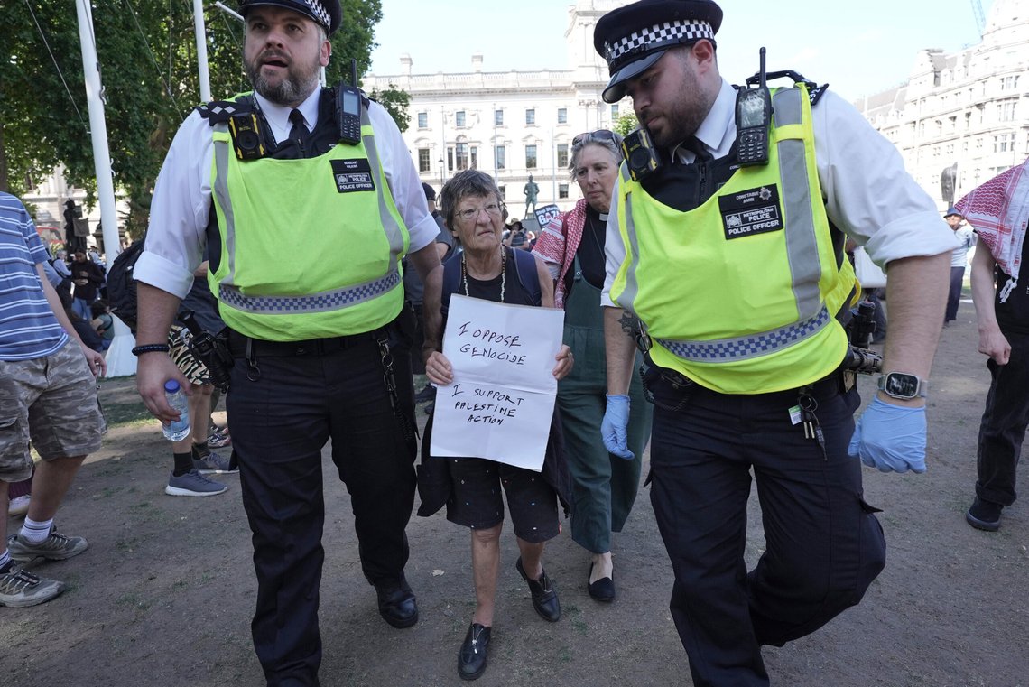 Britisk politi har opplyst at gjennomsnittsalderen på de arresterte var 54 år, inkludert seks tenåringer, 97 personer i 70-årene og 15 personer over 80 år. Det var omtrent like mange menn som kvinner blant de pågrepne. Foto: Stefan Rousseau/PA/AP/NTB Britisk politi har opplyst at gjennomsnittsalderen på de arresterte var 54 år, inkludert seks tenåringer, 97 personer i 70-årene og 15 personer over 80 år. Det var omtrent like mange menn som kvinner blant de pågrepne. Foto: Stefan Rousseau/PA/AP/NTB