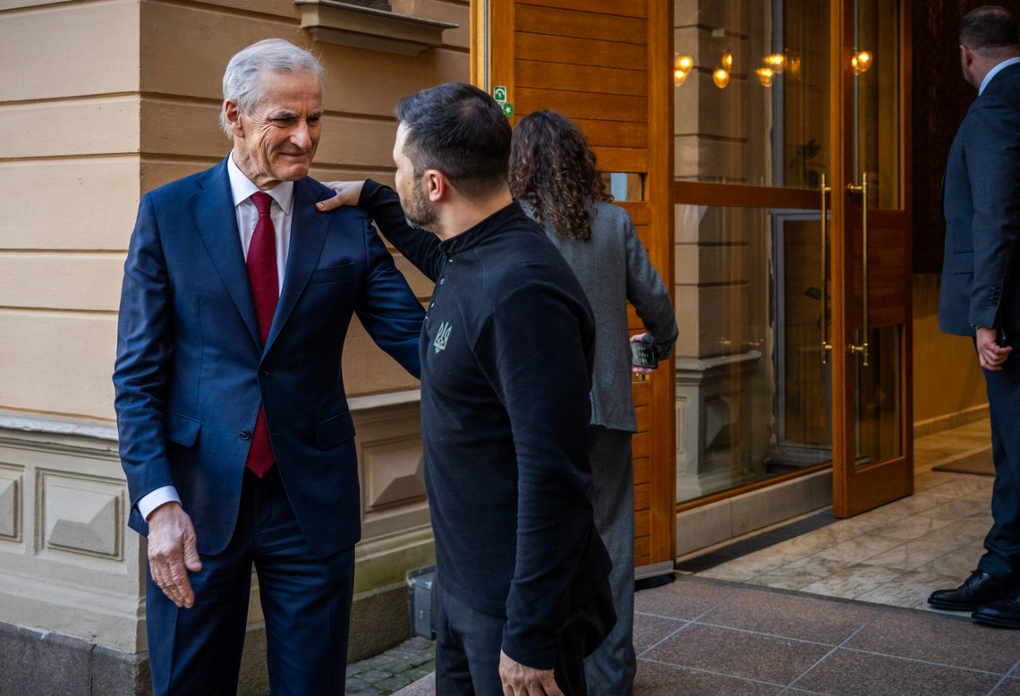 Ukrainas president Volodymyr Zelenskyj og vår statsminister Jonas Gahr Støre er gode kamerater, her fra et møte i Oslo i mars. Foto: Ole Berg-Rusten / NTB Ukrainas president Volodymyr Zelenskyj og vår statsminister Jonas Gahr Støre er gode kamerater, her fra et møte i Oslo i mars. Foto: Ole Berg-Rusten / NTB