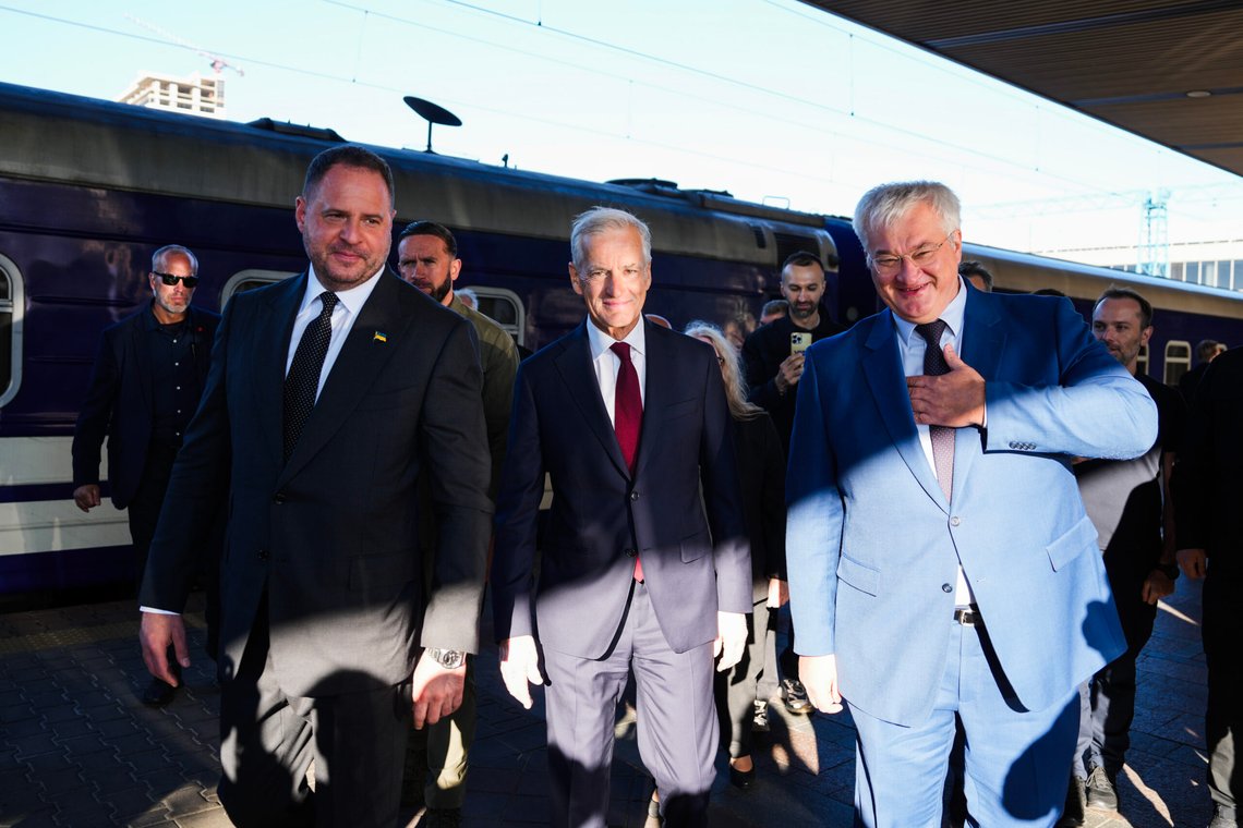Kyiv, Ukraina 20250825.
Statsminister Jonas Gahr Støre blir tatt i mot av president Zelenskyjs stabssjef Andrij Jermak. Statsministeren ankom den ukrainske hovedstaden tidlig i mandag morgen med nattog fra Polen.
Besøket kommer i stand etter en invitasjon som Støre fikk fra president Zelenskyj tirsdag forrige uke. Det er fjerde gang Støre besøker Ukraina siden invasjonskrigen startet. Besøket kommer dagen etter at Ukraina feiret sin uavhengighetsdag.
Foto: Heiko Junge / NTB Kyiv, Ukraina 20250825.
Statsminister Jonas Gahr Støre blir tatt i mot av president Zelenskyjs stabssjef Andrij Jermak. Statsministeren ankom den ukrainske hovedstaden tidlig i mandag morgen med nattog fra Polen.
Besøket kommer i stand etter en invitasjon som Støre fikk fra president Zelenskyj tirsdag forrige uke. Det er fjerde gang Støre besøker Ukraina siden invasjonskrigen startet. Besøket kommer dagen etter at Ukraina feiret sin uavhengighetsdag.
Foto: Heiko Junge / NTB