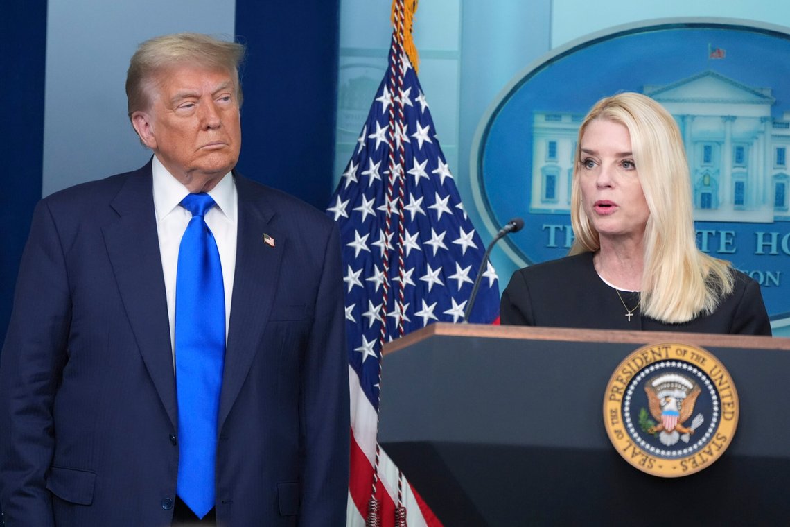 Justisminister Pam Bondi snakker til journalister mens president Donald Trump lytter, fredag 27. juni 2025, i presserommet i Det hvite hus i Washington. Foto: AP /Jacquelyn Martin/ NTB Justisminister Pam Bondi snakker til journalister mens president Donald Trump lytter, fredag 27. juni 2025, i presserommet i Det hvite hus i Washington. Foto: AP /Jacquelyn Martin/ NTB