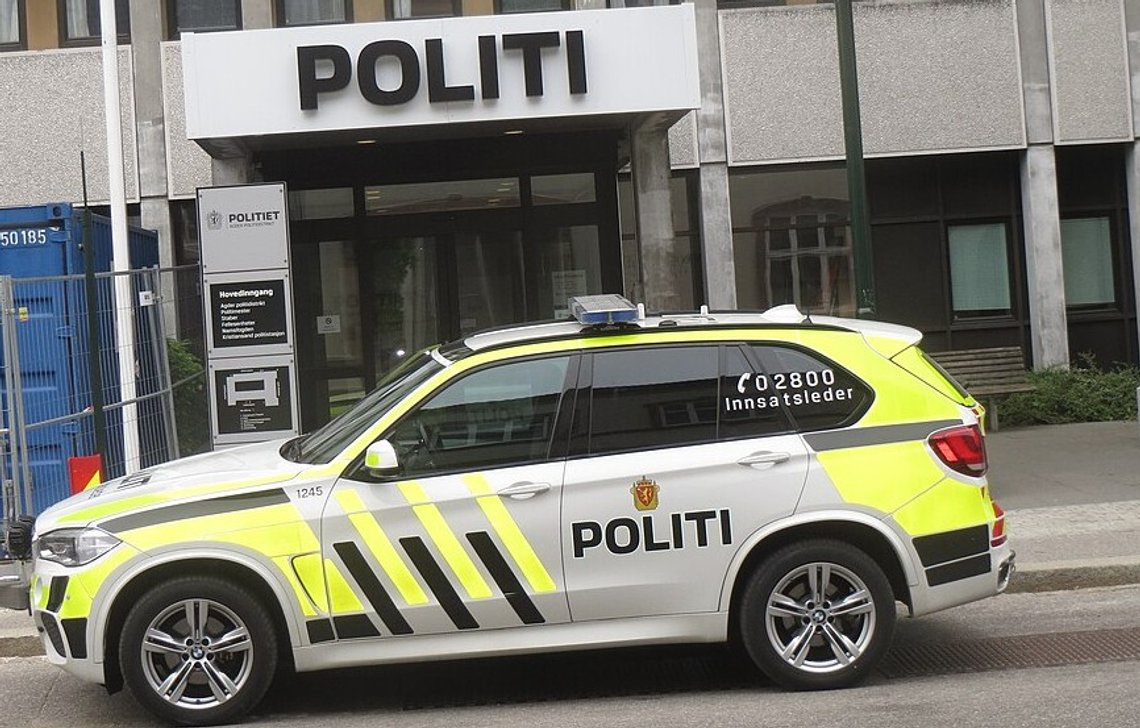 Politibil utenfor Kristiansand politistasjon 2017. Foto: Wikipedia. Politibil utenfor Kristiansand politistasjon 2017. Foto: Wikipedia.