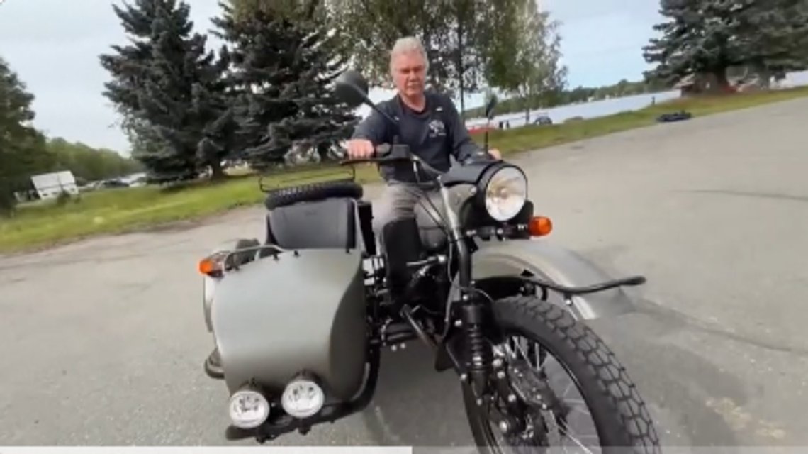 Marc Warran fikk en motorsykkel i gave fra Putin. Stillbilde video/ Russia-1 Marc Warran fikk en motorsykkel i gave fra Putin. Stillbilde video/ Russia-1