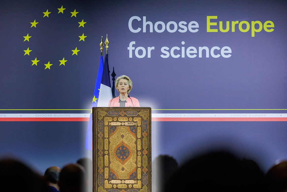 Ursula von der Leyen under «Choose Europe for Science» ved La Sorbonne. Foto: Christophe Licoppe / European Union CC BY 4.0. Koranen innfelt av Document / Arnt Jensvoll Ursula von der Leyen under «Choose Europe for Science» ved La Sorbonne. Foto: Christophe Licoppe / European Union CC BY 4.0. Koranen innfelt av Document / Arnt Jensvoll