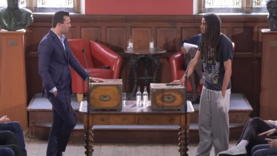 George Abaraonye og Charlie Kirk møttes til debatt i Oxford Union i mai. Stillbilde Youtube/ Oxford Union George Abaraonye og Charlie Kirk møttes til debatt i Oxford Union i mai. Stillbilde Youtube/ Oxford Union