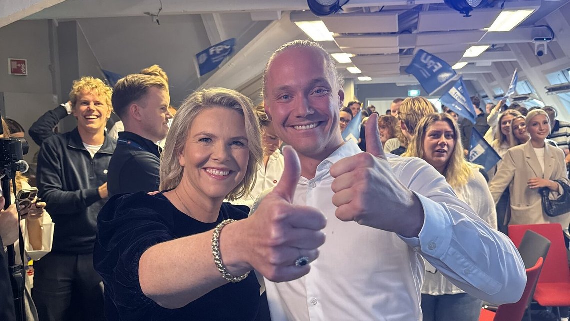 GLEDE: FrP har vunnet skolevalget med enorm margin. Her feirer FrP-leder Sylvi Listhaug sammen med FpU-leder Simen Velle. Foto: FrP GLEDE: FrP har vunnet skolevalget med enorm margin. Her feirer FrP-leder Sylvi Listhaug sammen med FpU-leder Simen Velle. Foto: FrP