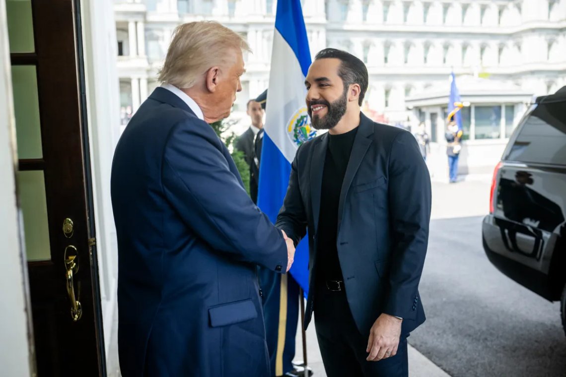 President Trump er vert for et bilateralt møte med president Nayib Bukele fra El Salvador
14. april 2025. Foto: Det hvite hus. President Trump er vert for et bilateralt møte med president Nayib Bukele fra El Salvador
14. april 2025. Foto: Det hvite hus.