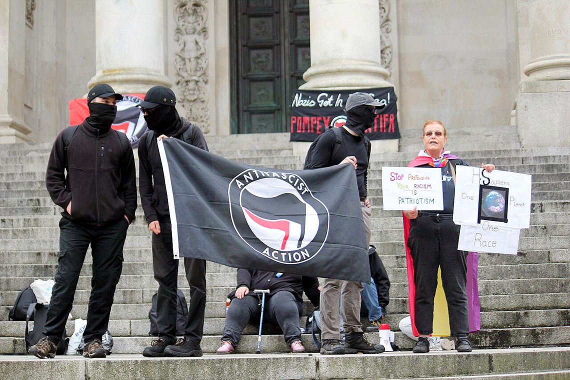 Antifa med sitt IS-lignende svarte flagg. Foto: Tim Sheerman-Chase CC BY 2.0 Antifa med sitt IS-lignende svarte flagg. Foto: Tim Sheerman-Chase CC BY 2.0