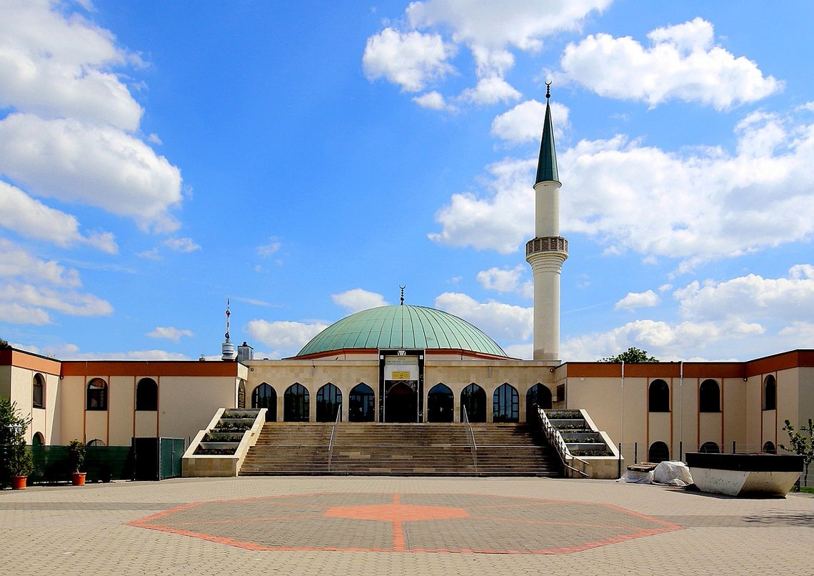 Hovedportalen til Islamsk senter Wien. Moskeen har en 32 meter høy minaret og en kuppel med en diameter på rundt 20 meter. Den ble bygget på oppdrag av den Saudi-Aarabias kong Faisal ibn Abd al-Aziz. Illustrasjonsfoto: C.Stadler/Bwag CC BY-SA 4.0 Hovedportalen til Islamsk senter Wien. Moskeen har en 32 meter høy minaret og en kuppel med en diameter på rundt 20 meter. Den ble bygget på oppdrag av den Saudi-Aarabias kong Faisal ibn Abd al-Aziz. Illustrasjonsfoto: C.Stadler/Bwag CC BY-SA 4.0
