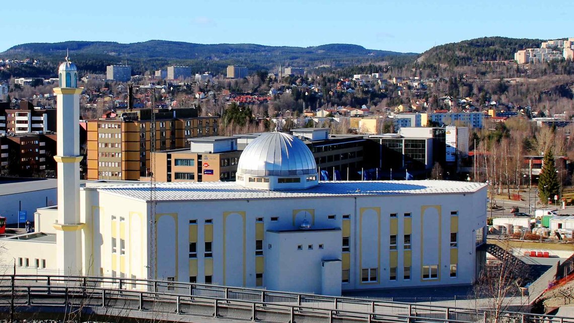 Nordens største moské, Bait-un-Nasr på Furuset i Oslo, tilhører det norske ahmadiyya-trossamfunnet. Bildet er tatt i 2011. (Foto: «Chell Hill»/Wikipedia.no) Nordens største moské, Bait-un-Nasr på Furuset i Oslo, tilhører det norske ahmadiyya-trossamfunnet. Bildet er tatt i 2011. (Foto: «Chell Hill»/Wikipedia.no)