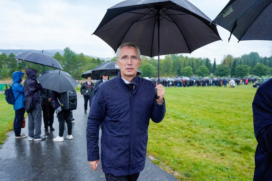Oslo 20250829.
Finansminister Jens Stoltenberg egravelsen for Tamima Nibras Juhar på Alfaset gravlund. Tamima Nibras Juhar (34) var alene på jobb da hun natt til søndag ble drept av en 18 år gammel mann som var beboer på botreningshjemmet på Kampen i Oslo.
Foto: Lise Åserud / NTB Oslo 20250829.
Finansminister Jens Stoltenberg egravelsen for Tamima Nibras Juhar på Alfaset gravlund. Tamima Nibras Juhar (34) var alene på jobb da hun natt til søndag ble drept av en 18 år gammel mann som var beboer på botreningshjemmet på Kampen i Oslo.
Foto: Lise Åserud / NTB