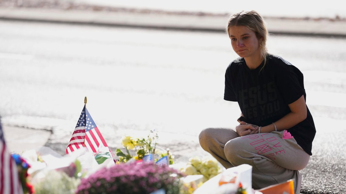 Meagan Bradley kneler ved et minnesmerke som er satt opp for Charlie Kirk ved Utah Valley University i Orem den 12. september 2025. Foto: Lindsey Wasson / AP / NTB. Meagan Bradley kneler ved et minnesmerke som er satt opp for Charlie Kirk ved Utah Valley University i Orem den 12. september 2025. Foto: Lindsey Wasson / AP / NTB.