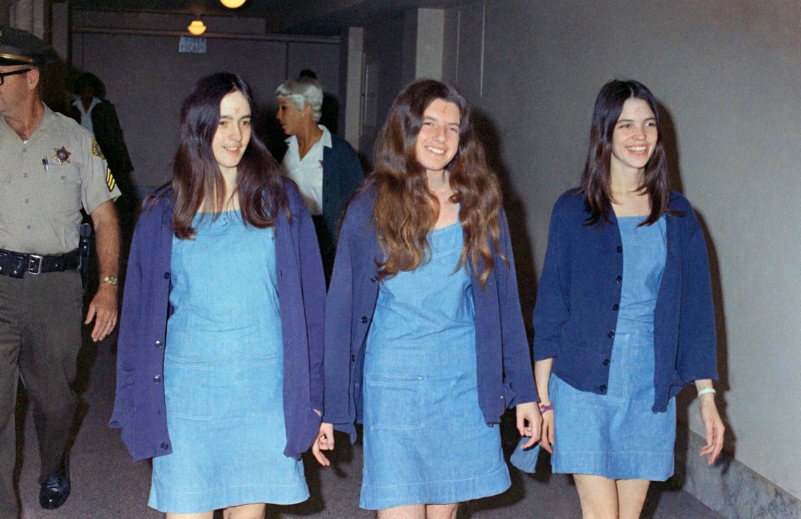 Charles Manson-tilhengerne Susan Atkins, Patricia Krenwinkel og Leslie Van Houten på vei til retten den 20. august 1970 for å svare for sektdrapene på syv personer i Los Angeles i 1969. Atkins erklærte at hun var "stein på syre" og ikke visste hvor mange ganger hun knivstakk Tate da skuespilleren tryglet for sitt liv. Hun døde i fengselet av kreft i en alder av 61 år i 2009. Krenwinkel vitnet i 2016 at hun knivstakk Abigail Folger gjentatte ganger, for så å knivstikke Leno LaBianca i magen den påfølgende natten og skrive "Helter Skelter", "Ä=Rise" og "Death to Pigs" på veggene med blodet hans. Krenwinkel, 71 år, sitter fortsatt i fengsel. Foto: George Brich / AP / NTB. Charles Manson-tilhengerne Susan Atkins, Patricia Krenwinkel og Leslie Van Houten på vei til retten den 20. august 1970 for å svare for sektdrapene på syv personer i Los Angeles i 1969. Atkins erklærte at hun var "stein på syre" og ikke visste hvor mange ganger hun knivstakk Tate da skuespilleren tryglet for sitt liv. Hun døde i fengselet av kreft i en alder av 61 år i 2009. Krenwinkel vitnet i 2016 at hun knivstakk Abigail Folger gjentatte ganger, for så å knivstikke Leno LaBianca i magen den påfølgende natten og skrive "Helter Skelter", "Ä=Rise" og "Death to Pigs" på veggene med blodet hans. Krenwinkel, 71 år, sitter fortsatt i fengsel. Foto: George Brich / AP / NTB.