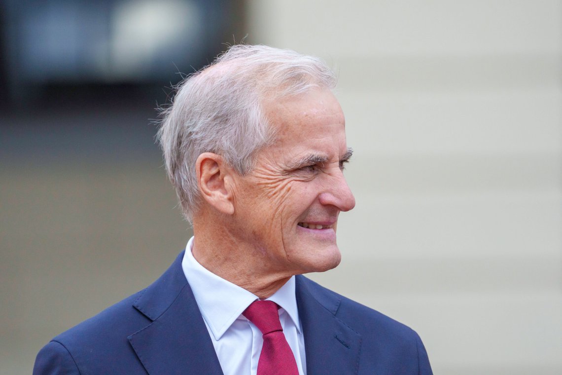 Oslo 20250916.
Statsminister Jonas Gahr Støre (Ap) kommer ut fra Slottet sammen med de nyutnevnte ministrene Kjersti Stenseng som arbeids - og inkluderingsminister og Bjørnar Skjæran som kommunal- og distriktsminister etter et ekstraordinært statsråd knyttet til endringer i regjeringen.
Foto: Cornelius Poppe / NTB Oslo 20250916.
Statsminister Jonas Gahr Støre (Ap) kommer ut fra Slottet sammen med de nyutnevnte ministrene Kjersti Stenseng som arbeids - og inkluderingsminister og Bjørnar Skjæran som kommunal- og distriktsminister etter et ekstraordinært statsråd knyttet til endringer i regjeringen.
Foto: Cornelius Poppe / NTB