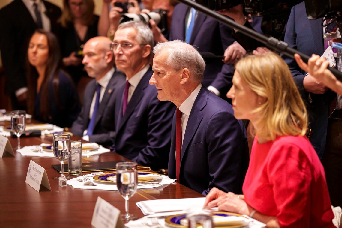 Washington, USA 20250424.
Norges statsminister Jonas Gahr Støre, finansminister Jens Stoltenberg og ambassadør Anniken Huiitfeldt under en arbeidslunsj med USAs president Donald Trump i det Hvite hus i Washington.
Foto: Cornelius Poppe / NTB Washington, USA 20250424.
Norges statsminister Jonas Gahr Støre, finansminister Jens Stoltenberg og ambassadør Anniken Huiitfeldt under en arbeidslunsj med USAs president Donald Trump i det Hvite hus i Washington.
Foto: Cornelius Poppe / NTB