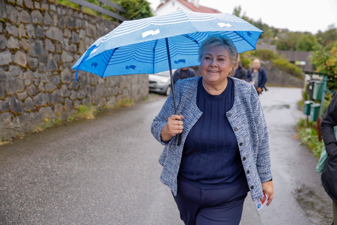 Høyre-leder Erna Solberg har ledet partiet i 21 år. Som vi kan se av paraplyen driver hun her valgkamp i Bergen. Foto: Paul S. Amundsen / NTB Høyre-leder Erna Solberg har ledet partiet i 21 år. Som vi kan se av paraplyen driver hun her valgkamp i Bergen. Foto: Paul S. Amundsen / NTB