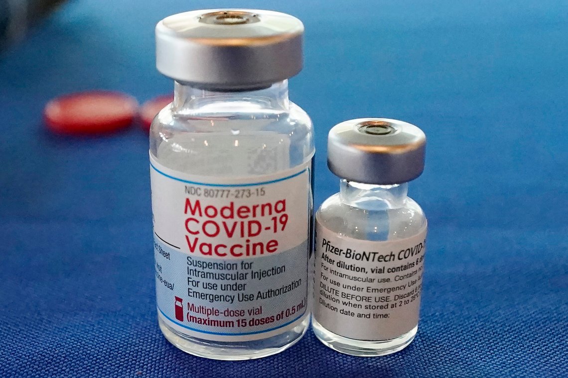 Dette bildet fra 21. september 2021 viser hetteglass med Pfizer og Moderna COVID-19-vaksiner i Jackson, Mississippi. Moderna saksøker sine hovedkonkurrenter Pfizer og den tyske legemiddelprodusenten BioNTech, og anklager rivalene for å kopiere Modernas teknologi for å lage sin egen vaksine. Foto: Rogelio V. Solis, AP-NTB. Dette bildet fra 21. september 2021 viser hetteglass med Pfizer og Moderna COVID-19-vaksiner i Jackson, Mississippi. Moderna saksøker sine hovedkonkurrenter Pfizer og den tyske legemiddelprodusenten BioNTech, og anklager rivalene for å kopiere Modernas teknologi for å lage sin egen vaksine. Foto: Rogelio V. Solis, AP-NTB.