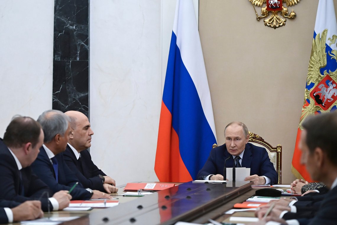 Russlands president Vladimir Putin, en liten fyr med stor makt, leder et møte i Russlands sikkerhetsråd mandag. Foto: Aleksandr Kazakov / Sputnik, Kreml-pool via AP / NTB Russlands president Vladimir Putin, en liten fyr med stor makt, leder et møte i Russlands sikkerhetsråd mandag. Foto: Aleksandr Kazakov / Sputnik, Kreml-pool via AP / NTB