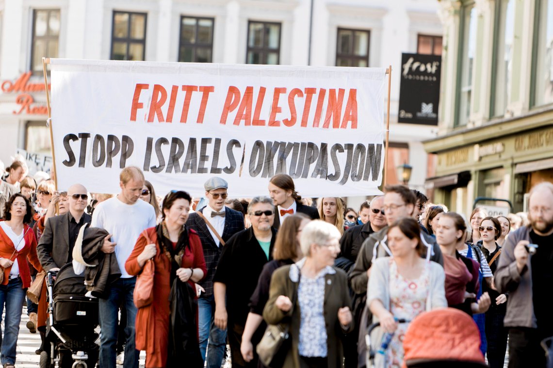 Norske sosialister har lenge vært fiender av Israel, her fra 1. mai i 2012. Nå følger Norges Fotballforbund opp. Foto: Krister Sørbø / NTB Norske sosialister har lenge vært fiender av Israel, her fra 1. mai i 2012. Nå følger Norges Fotballforbund opp. Foto: Krister Sørbø / NTB
