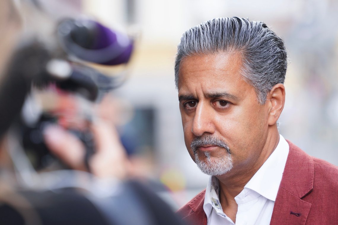 Oslo 20250909.
Abid Q Raja på vei til møte. . Venstre har sentralstyremøte der de oppsummerer valget.
Foto: Ole Berg-Rusten / NTB Oslo 20250909.
Abid Q Raja på vei til møte. . Venstre har sentralstyremøte der de oppsummerer valget.
Foto: Ole Berg-Rusten / NTB